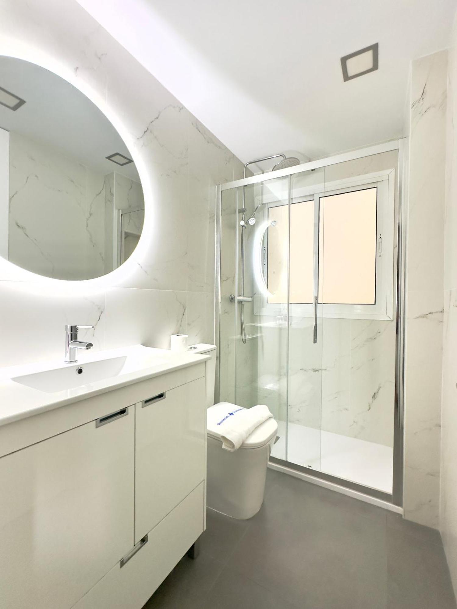 Ayala Center 6pax Apartment Malaga